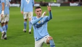 英超对决：曼联三后卫新阵型助逆袭 利物浦防线危机四伏